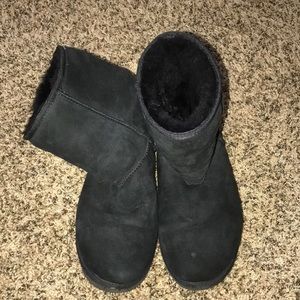 Short black ugg boots
